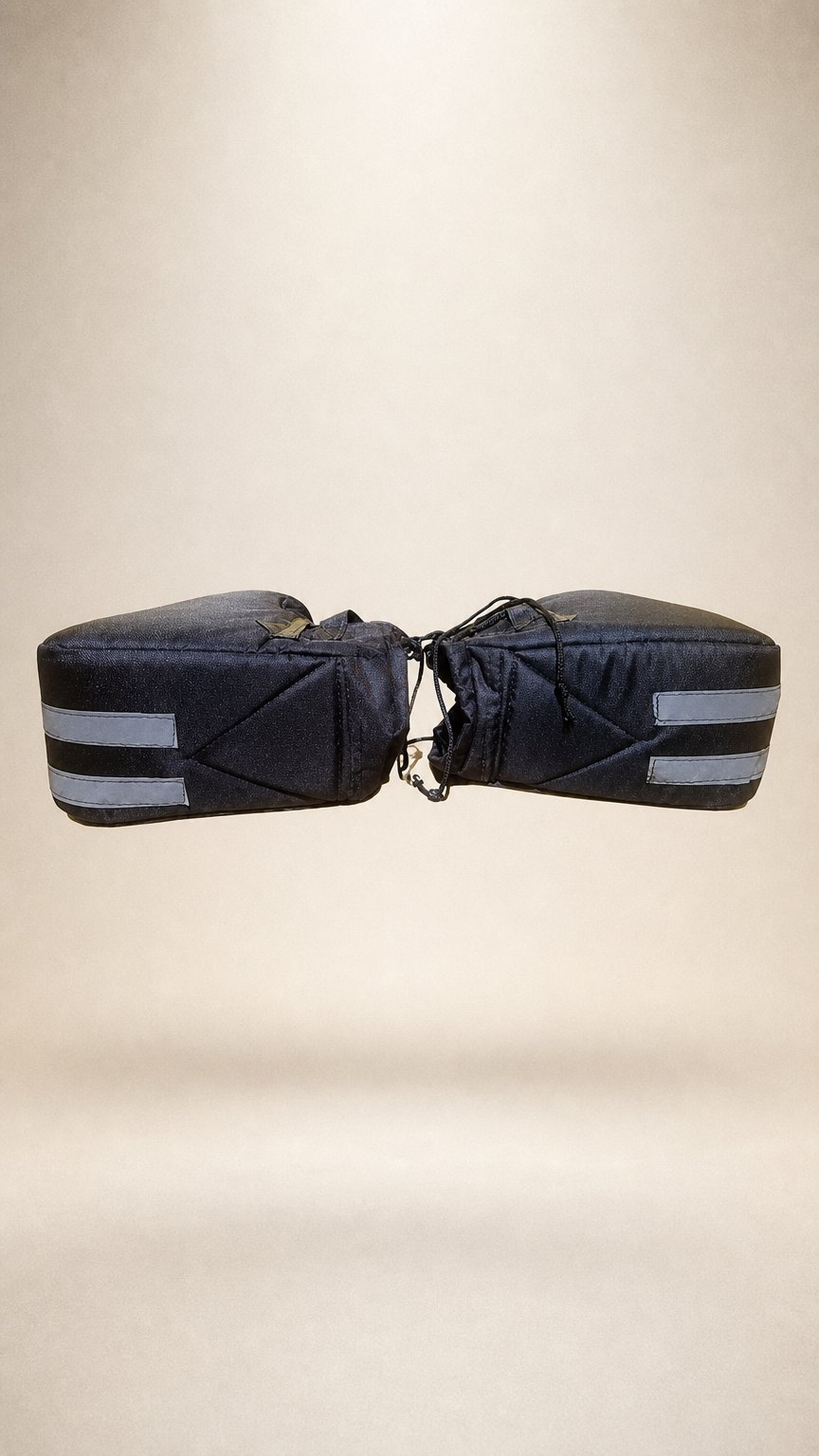AI product shot of Luvas Fixas na Moto G7 - Para motoboy profissional que trabalha todo dia mesmo na chuva frio vento