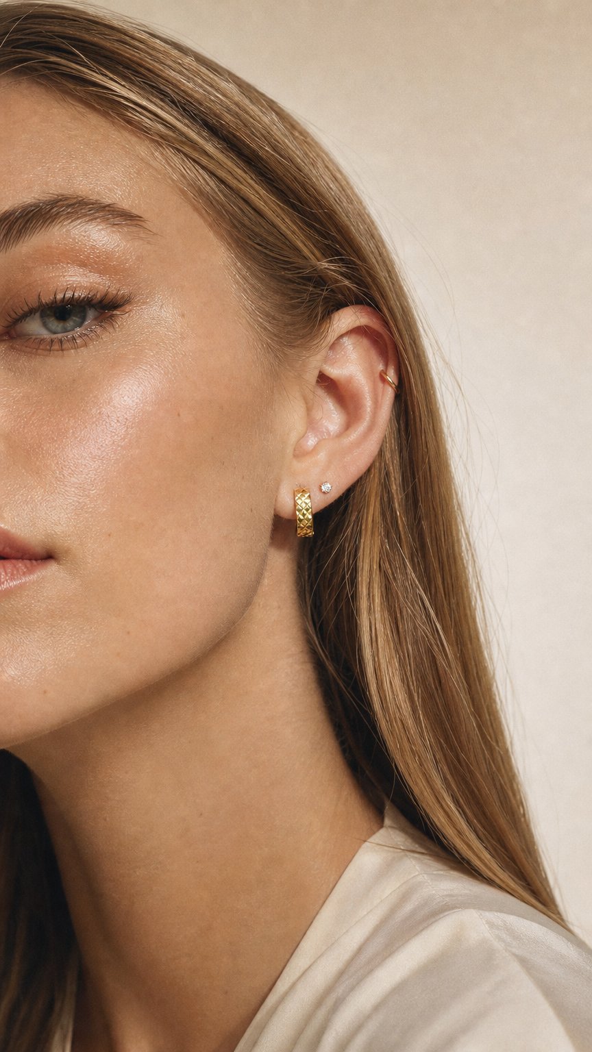 AI product shot of 8 kt guld creoler med spejl-mønster