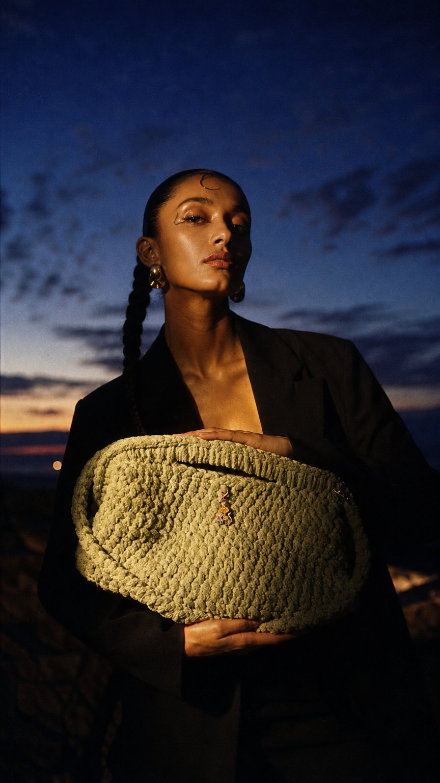 AI product shot of Sac à main Mona vert clair pilou pilou XL