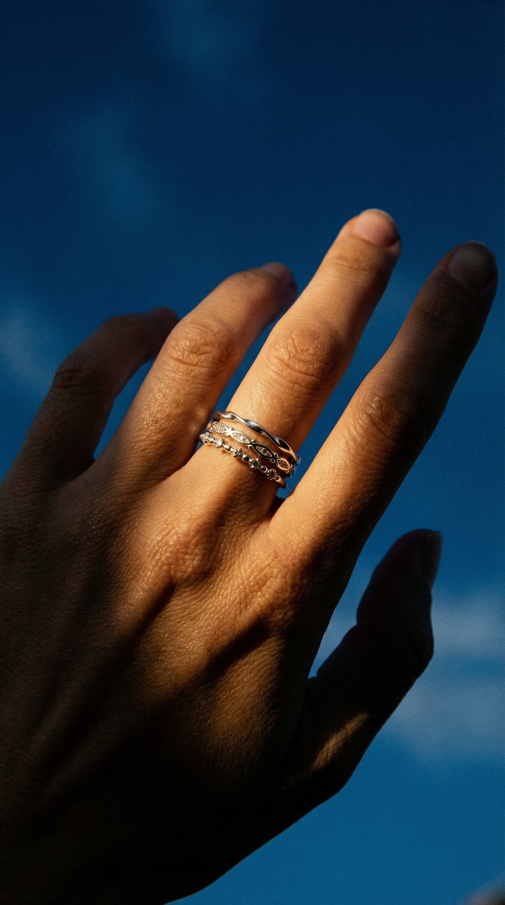 AI product shot of Tynde ringe med struktur i sterlingsølv