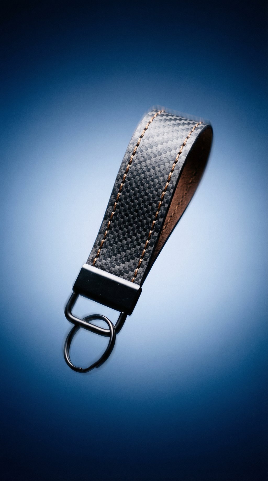 AI product shot of CARBON SCHLÜSSELANHÄNGER CUPRA