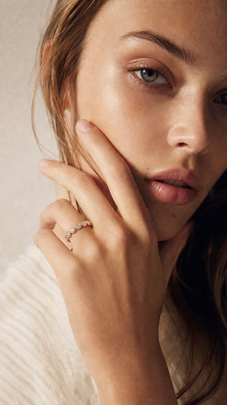 AI product shot of Ring med diamanter 10 x 0,02ct, stl:16½ bredd 2,3,mm 18K OBS! Ändrat Pris! Vikt: 1,7 g