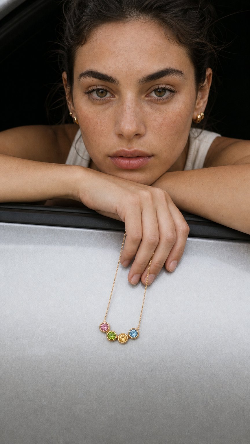 AI product shot of Geburtsstein-Charm + Kette Set