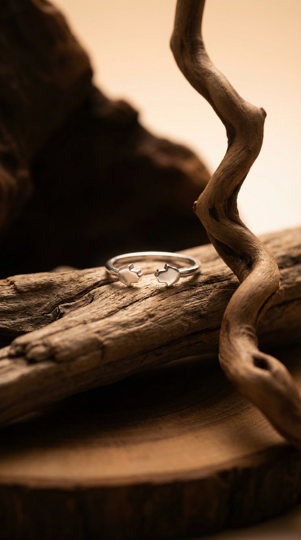 AI product shot of טבעת פתוחה מזהב לבן 14 קראט - חמסה