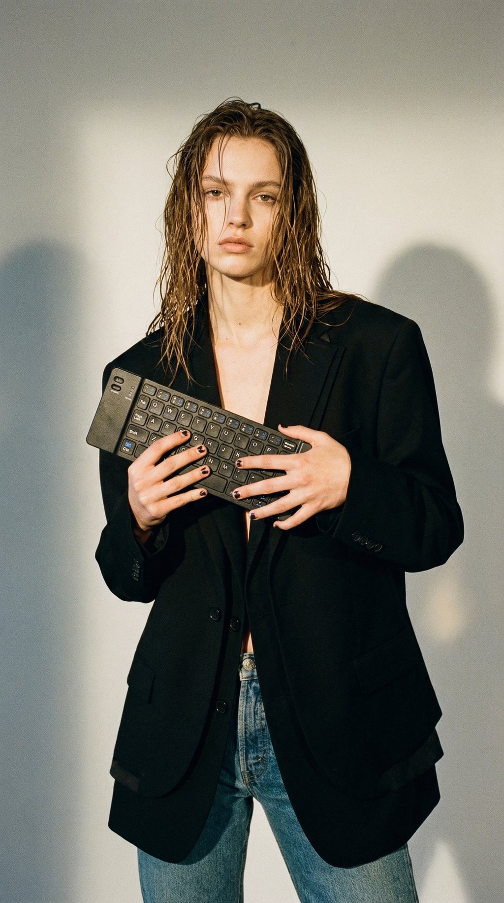 AI product shot of Folding Keyboard – מקלדת מתקפלת אלחוטית אוניברסלית