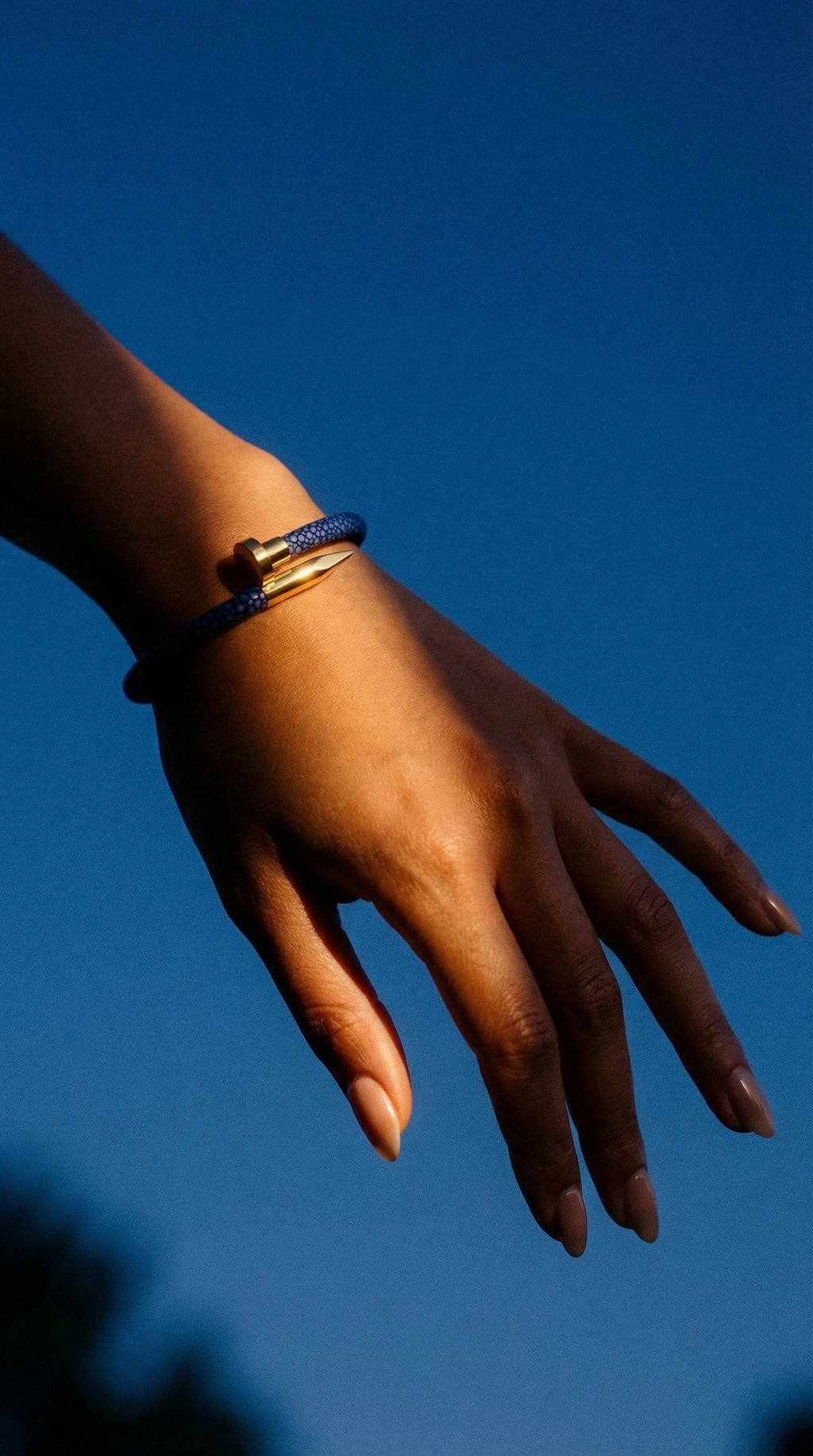 AI product shot of Blue Stingray & Yellow Gold Nail - 20 cm (large)