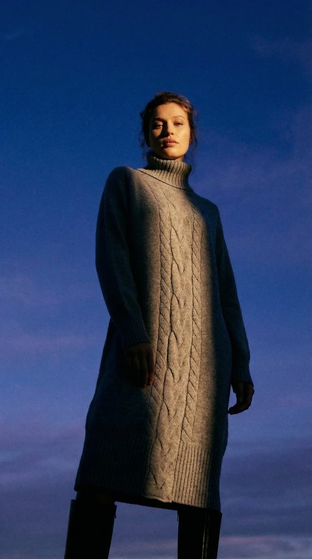 AI product shot of Abito dolcevita in maglia treccia