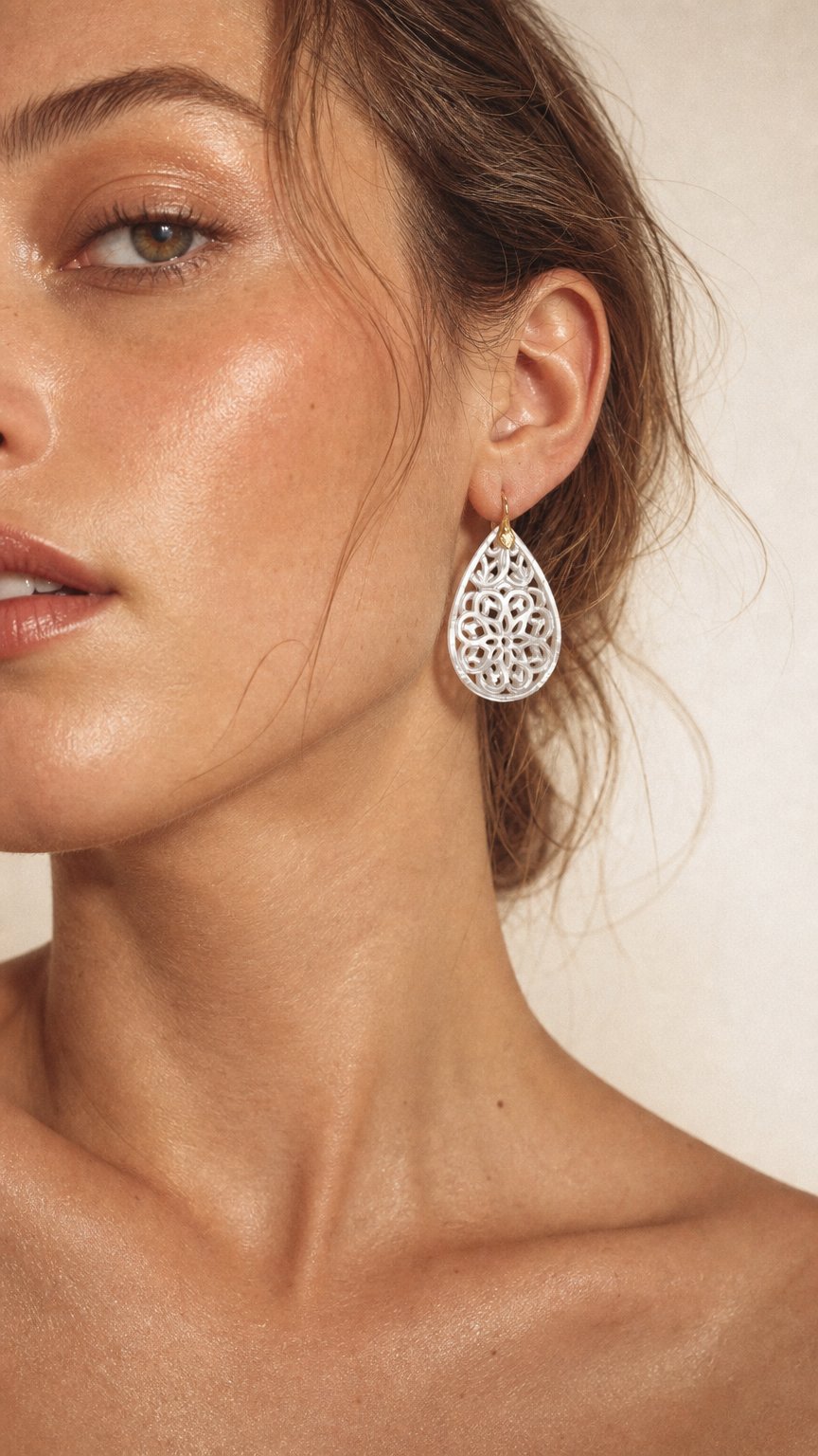 AI product shot of Pendientes Monaquelas de Madreperla y Oro Rosa 18k
