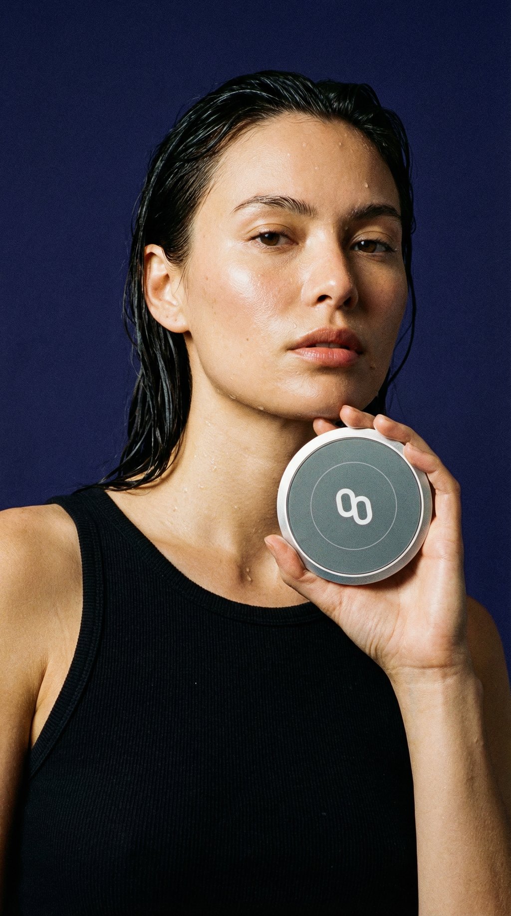AI product shot of Mymanu Smart Wireless Charger