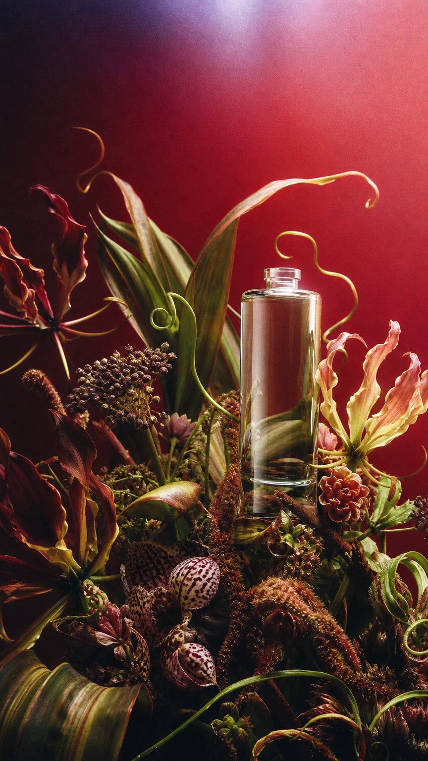 AI product shot of VIT162-30ml perfume bottle: elegant design, high sealing, suitable for fragrance packaging