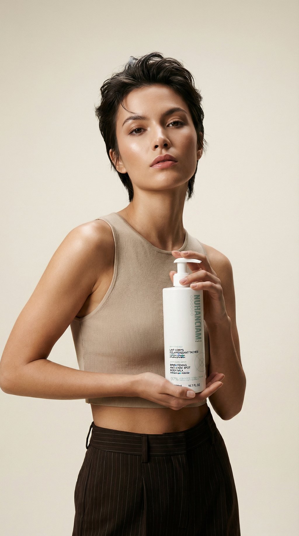 AI product shot of LAIT CORPS ÉCLAIRCISSANT TACHES