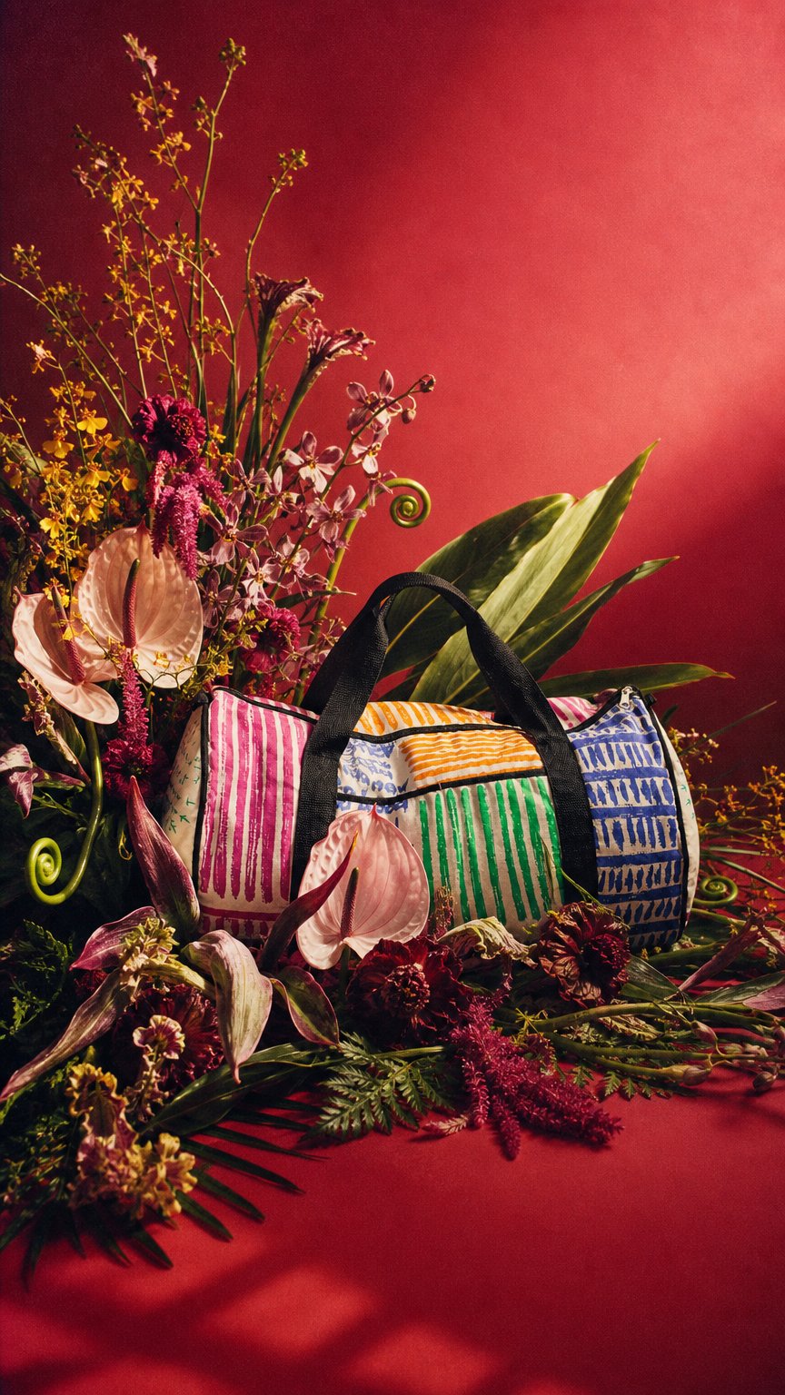 AI product shot of Desigual treningsbag / weekendbag i bomull, fargerik, med sidelommer 55x46x25