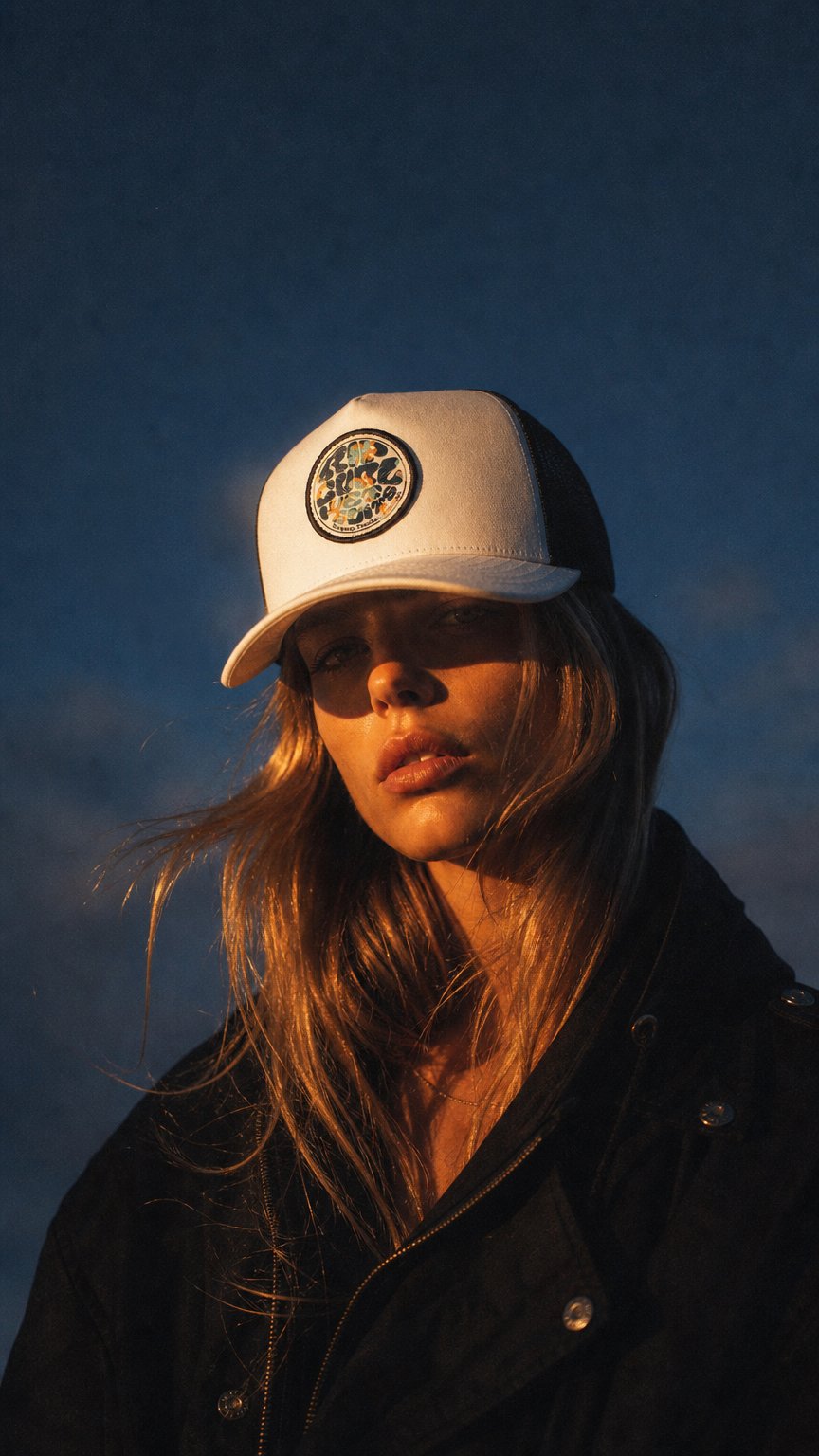 AI product shot of Casquette Rip Curl Wetsuit Icon Trucker Bone