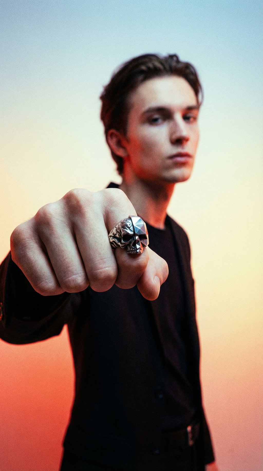 AI product shot of Totenkopfring "Modern Skull" Polygon Silber Ring