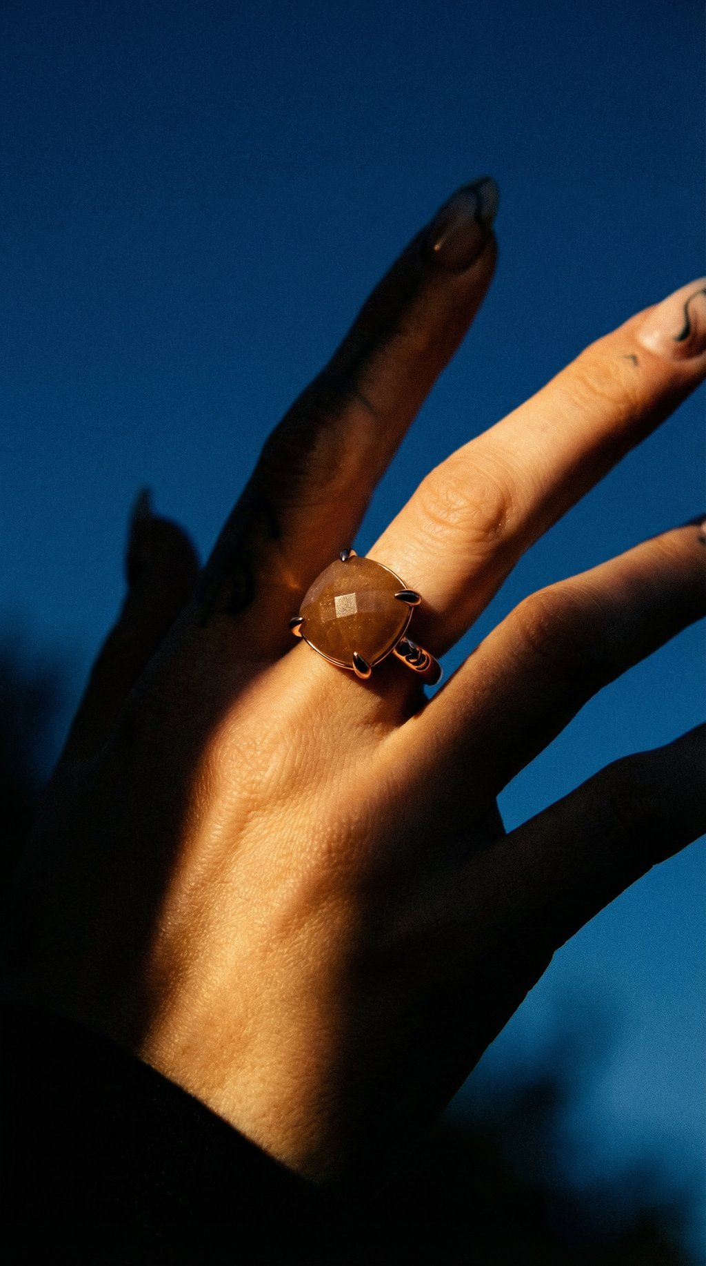 AI product shot of UNQ Oro Rosa Moonstone