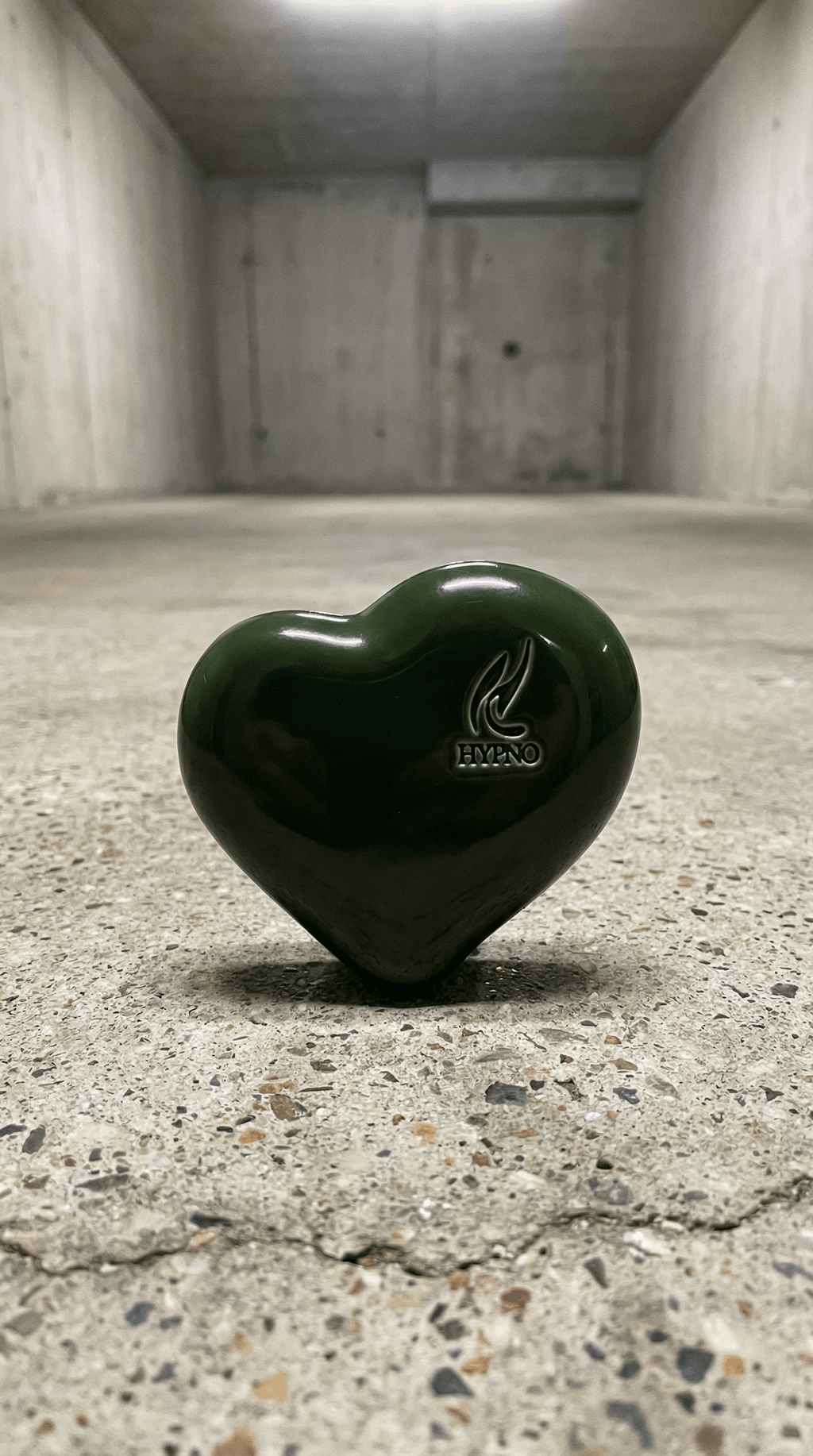 AI product shot of Zapach do samochodu serduszko Sandalo Nobile