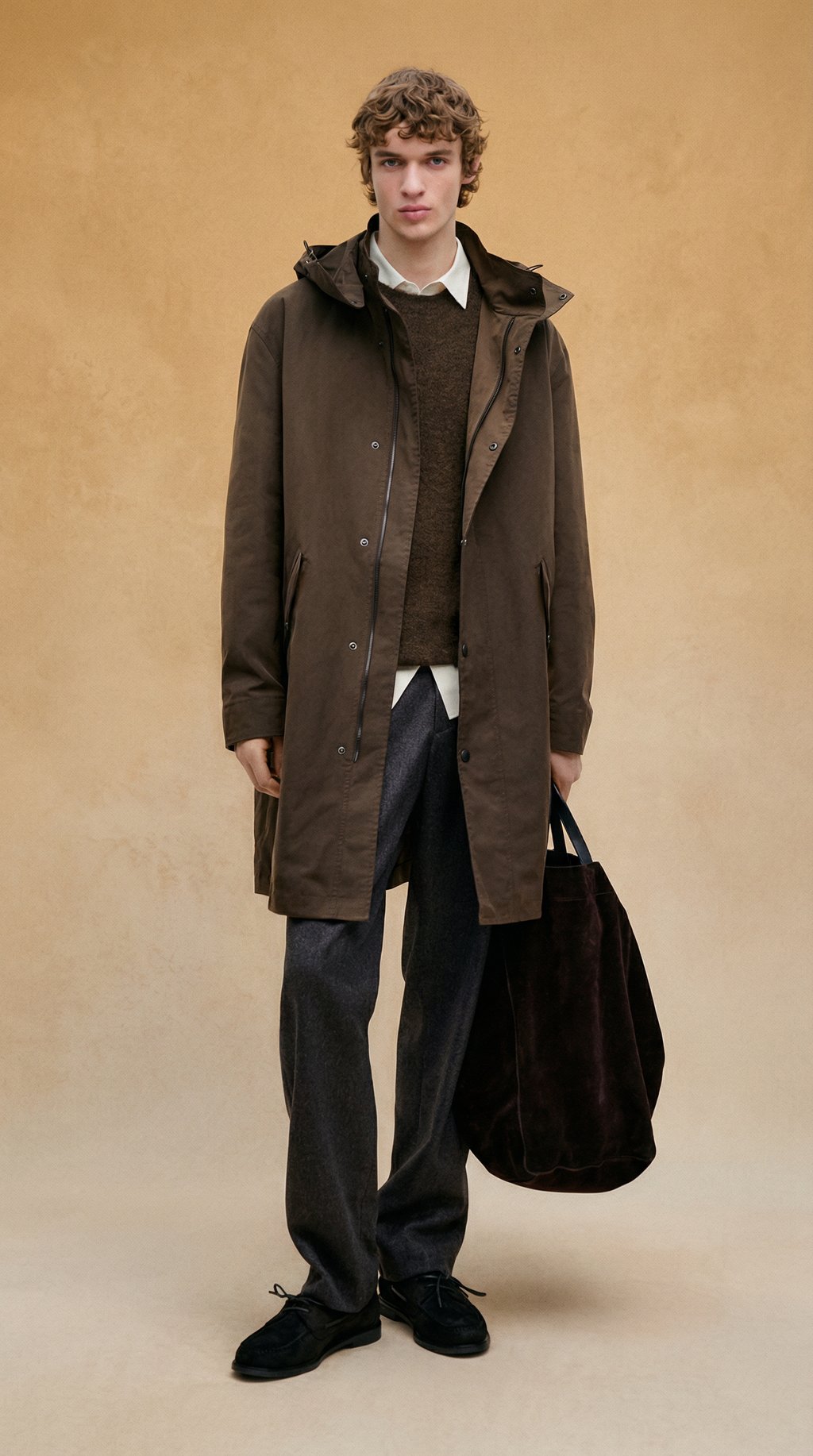 AI product shot of Langer Parka aus Funktionsstoff mit herausnehmbarem Futter