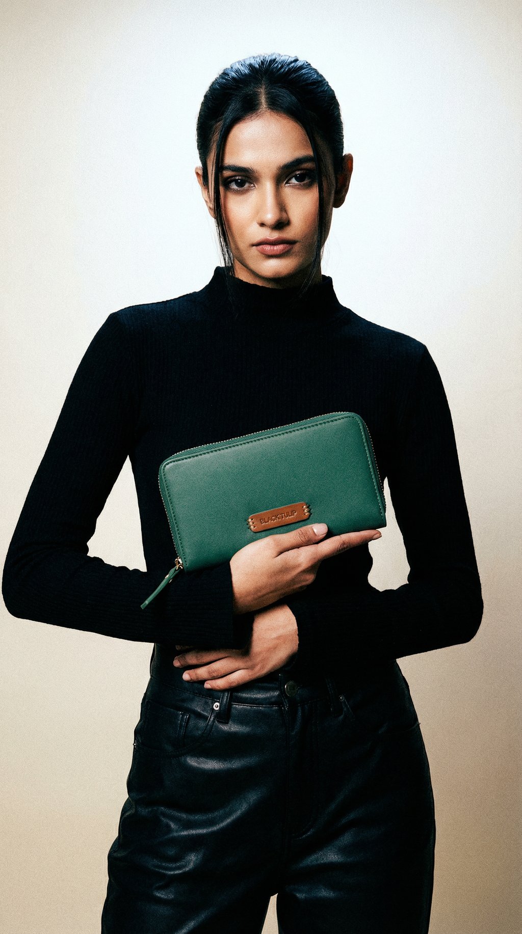 AI product shot of Ivy Wallet - Forest Green