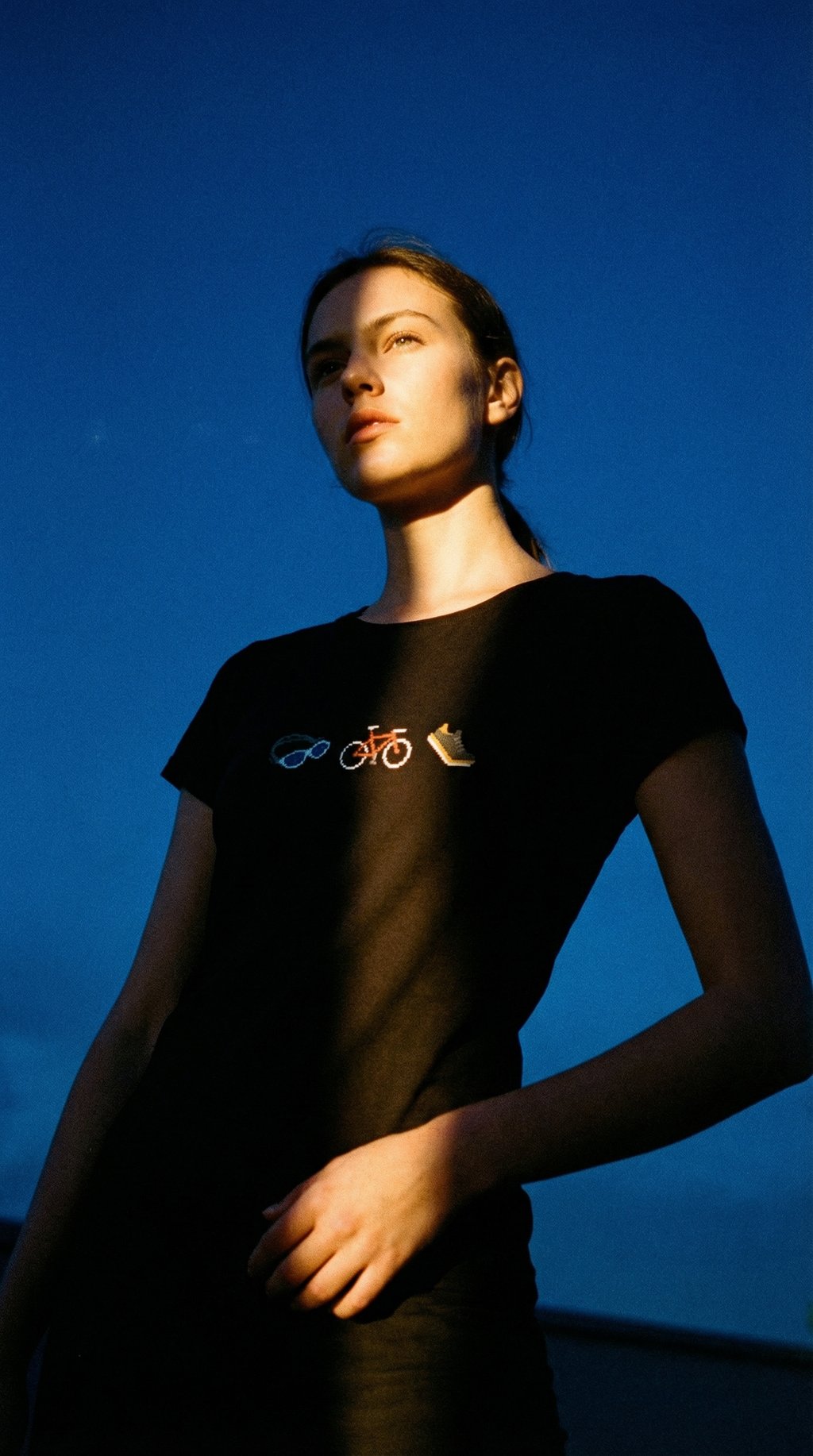 AI product shot of Equipment Shirt Mädels