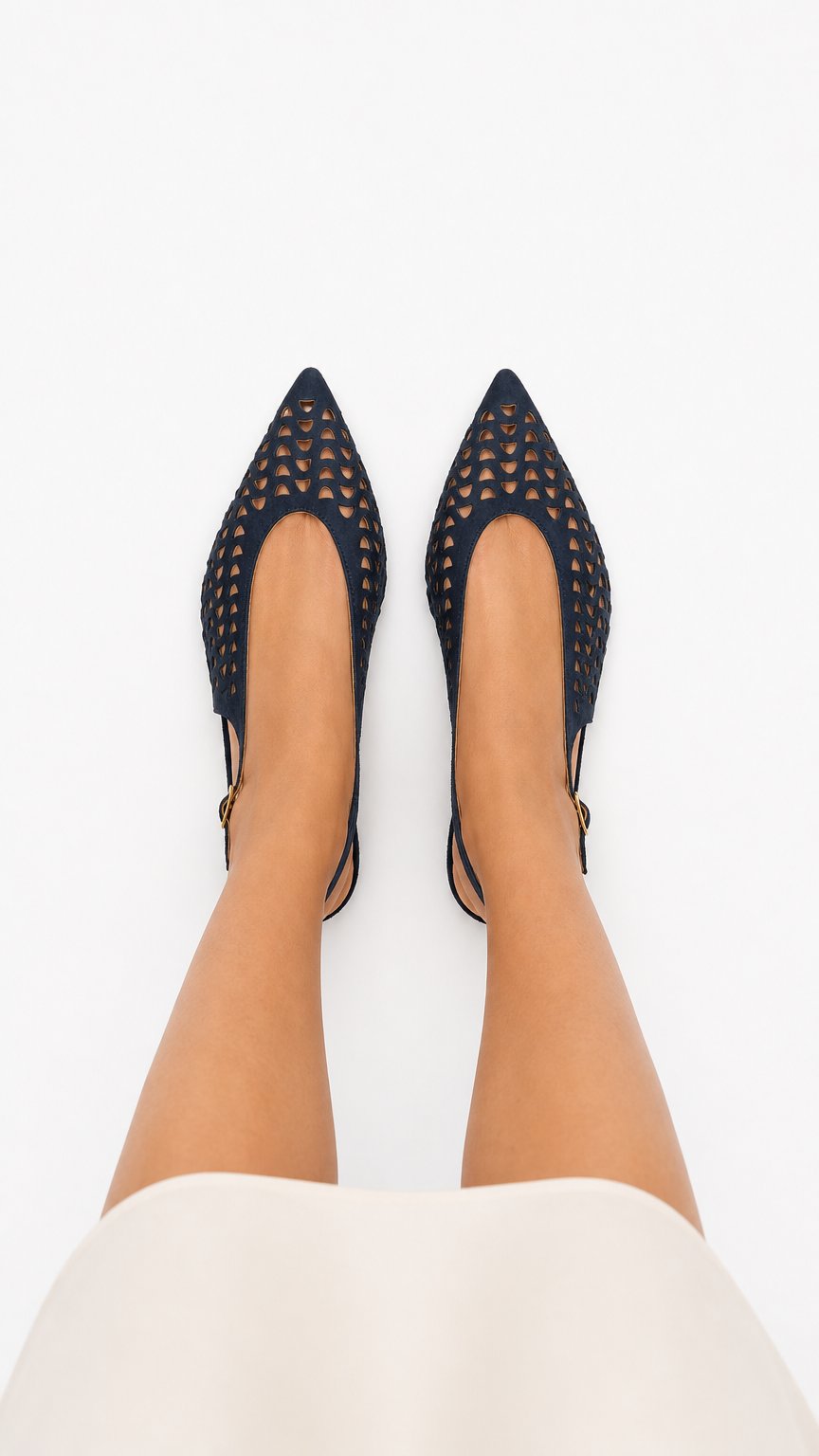 AI product shot of Slingback Camoscio Traforato Abyss, clessidra 55mm