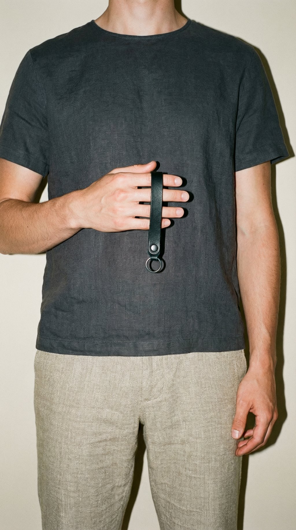 AI product shot of LEDER SCHLÜSSELBAND PERSONALISIERT