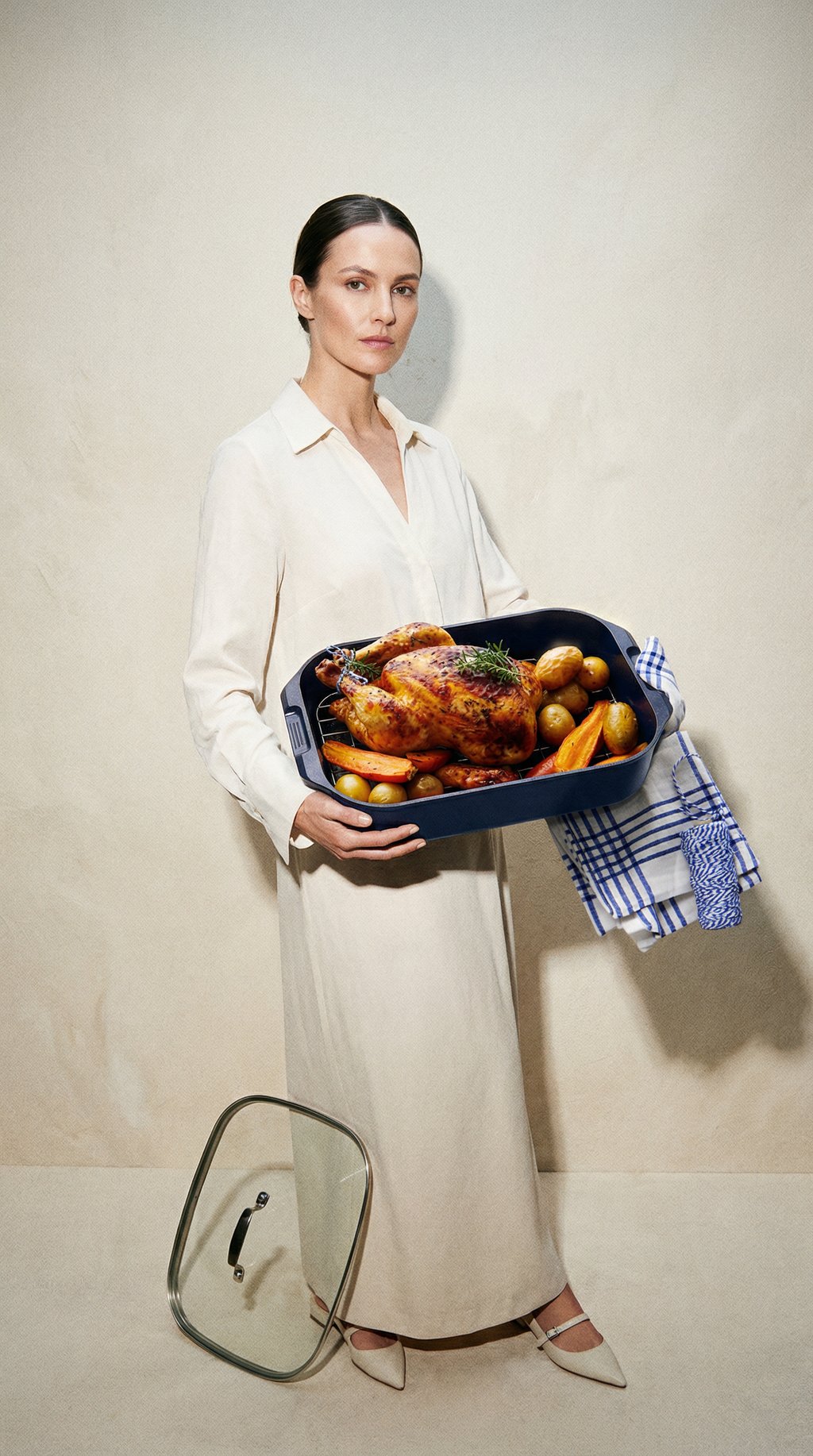 AI product shot of Roasting Pan with Rack and Lid 34 x 24cm