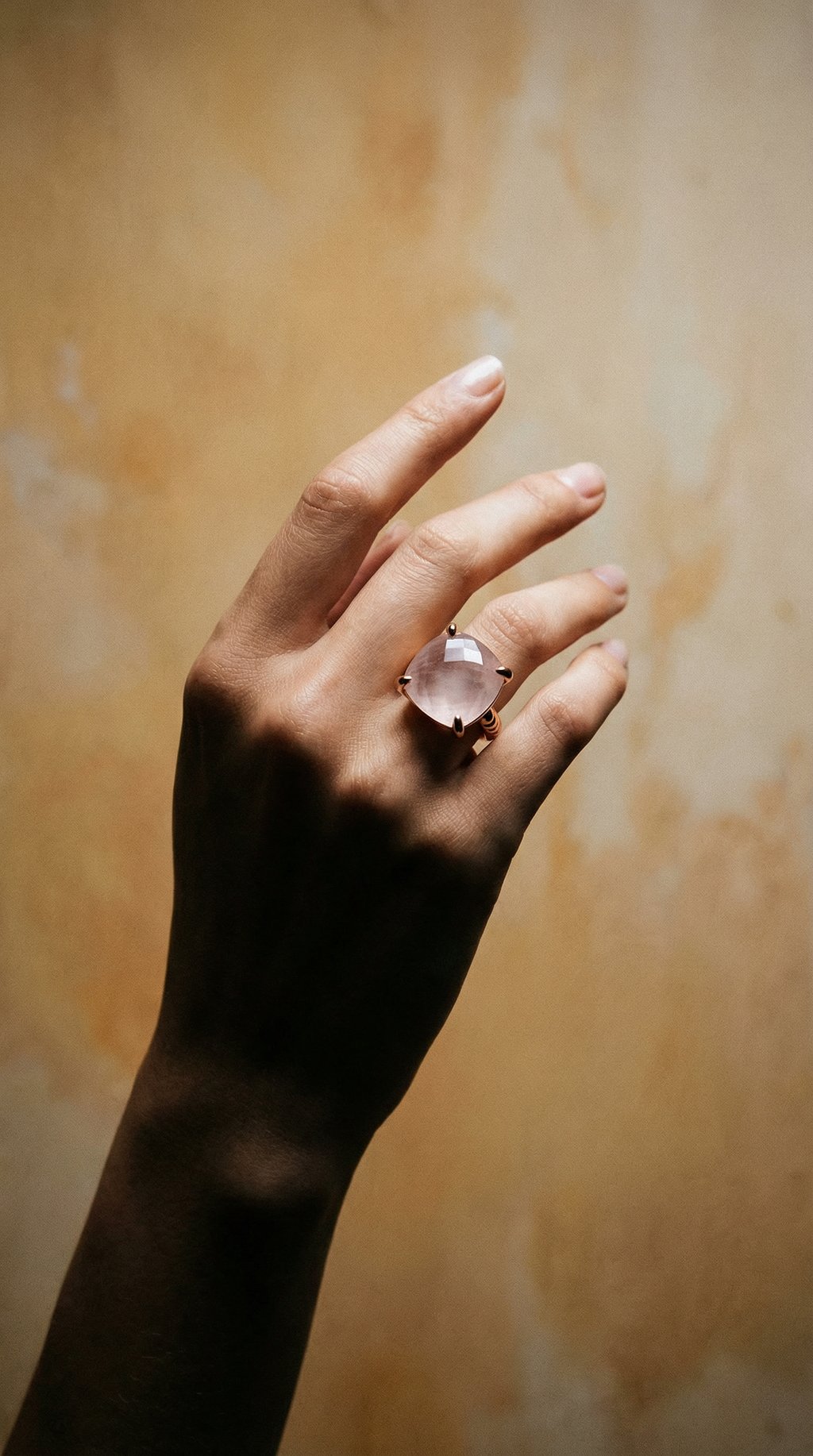 AI product shot of UNQ Oro Rosa Venus Stone