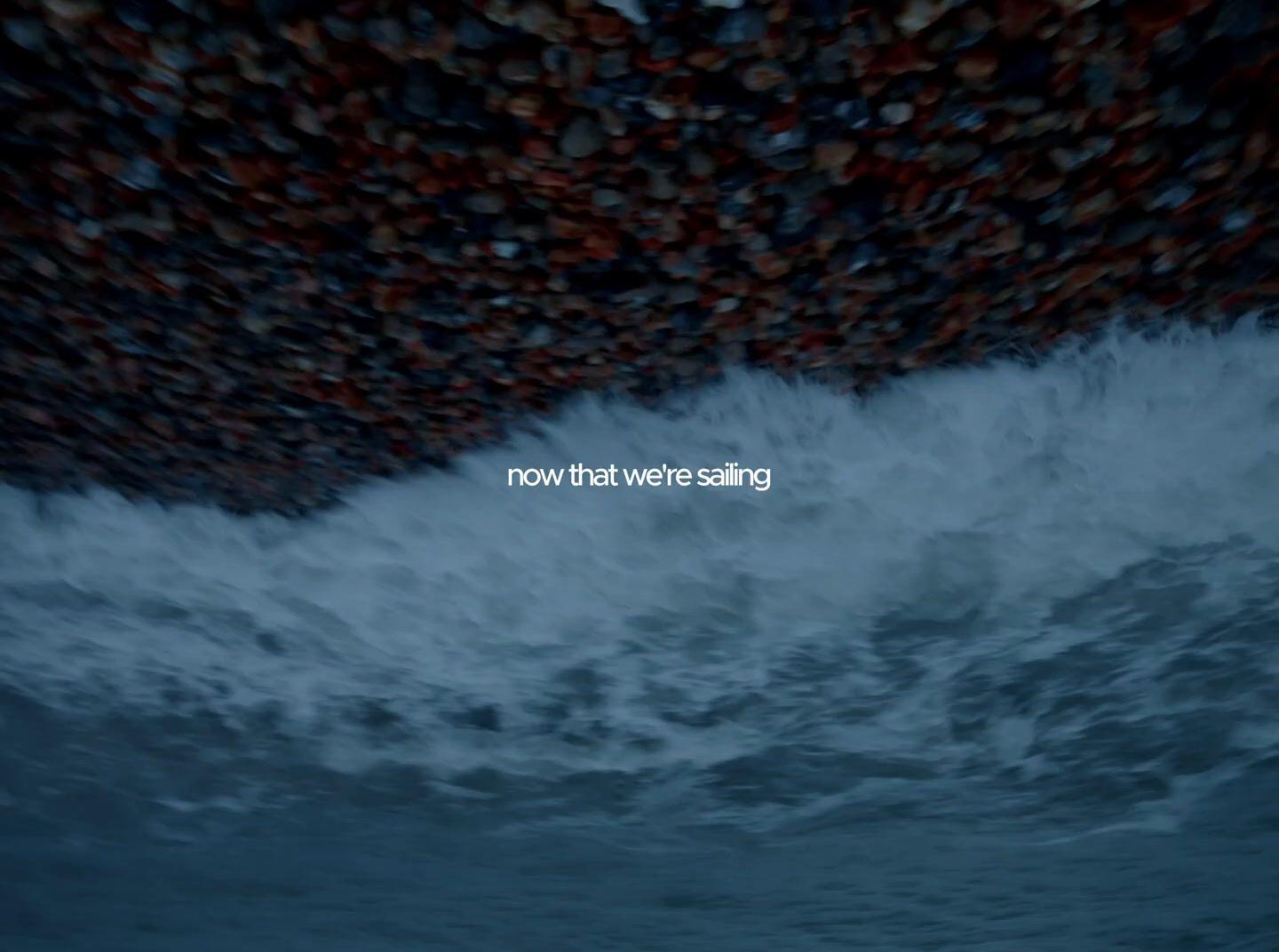 there is a picture of a wave in the ocean