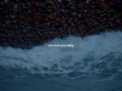there is a picture of a wave in the ocean