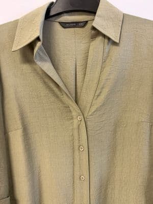 a close up of a shirt on a hanger