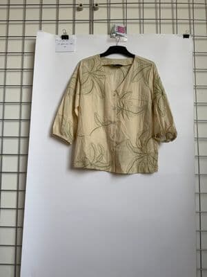 a shirt hanging up on a clothes hanger