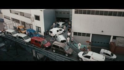 a bunch of cars that are parked in front of a building