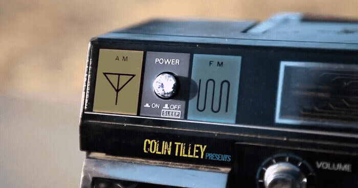 a close up of an old fashioned radio