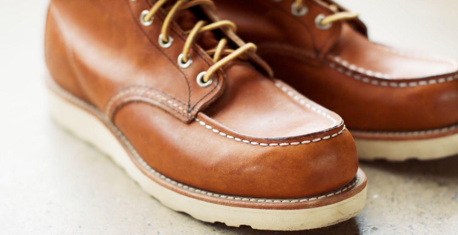 a pair of brown shoes sitting on top of a table