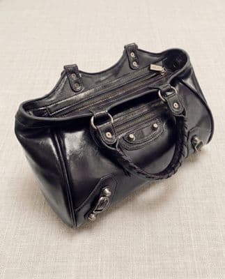 a black purse sitting on top of a table
