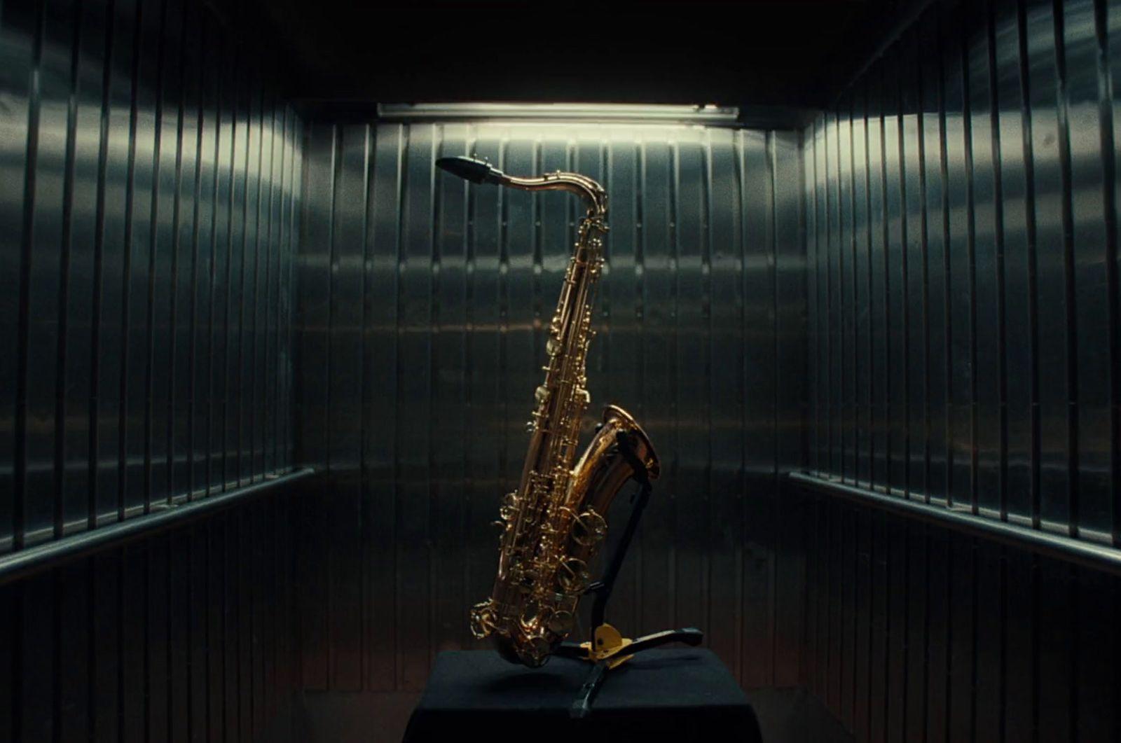 a saxophone sitting on top of a table in a room