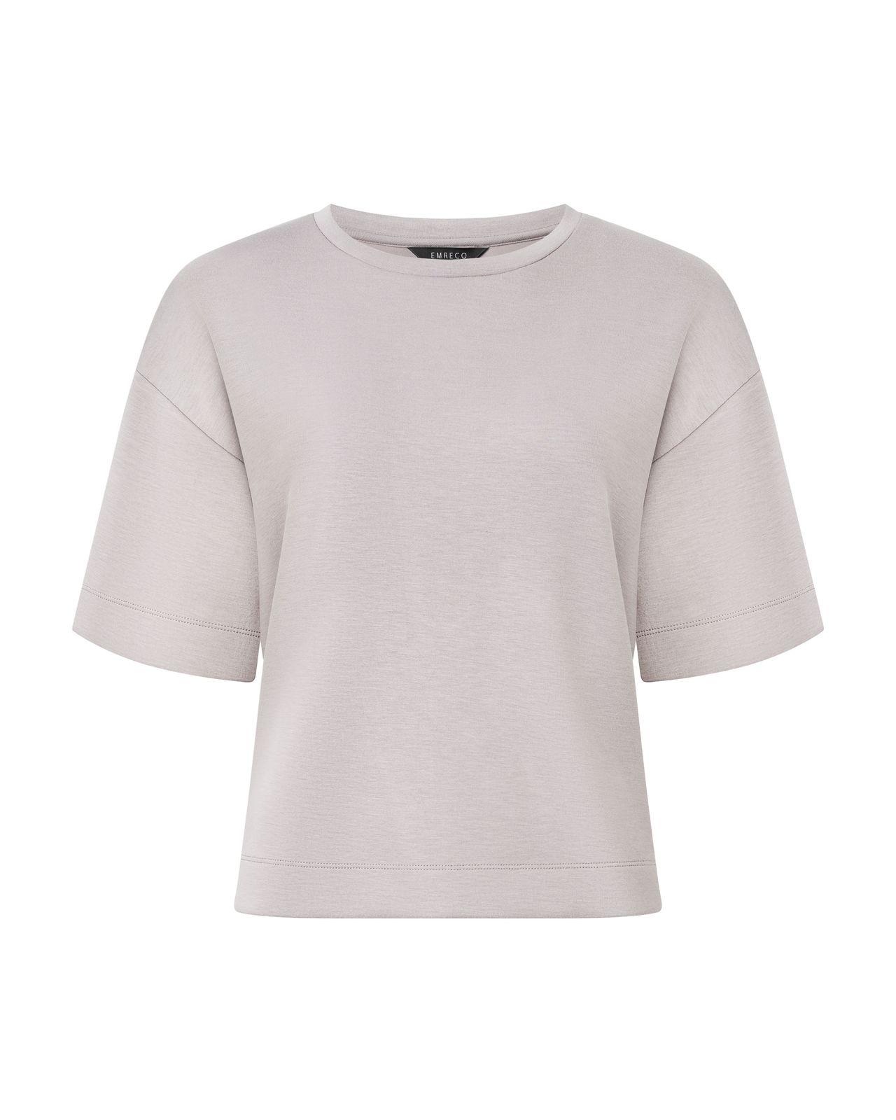 a white t - shirt with short sleeves