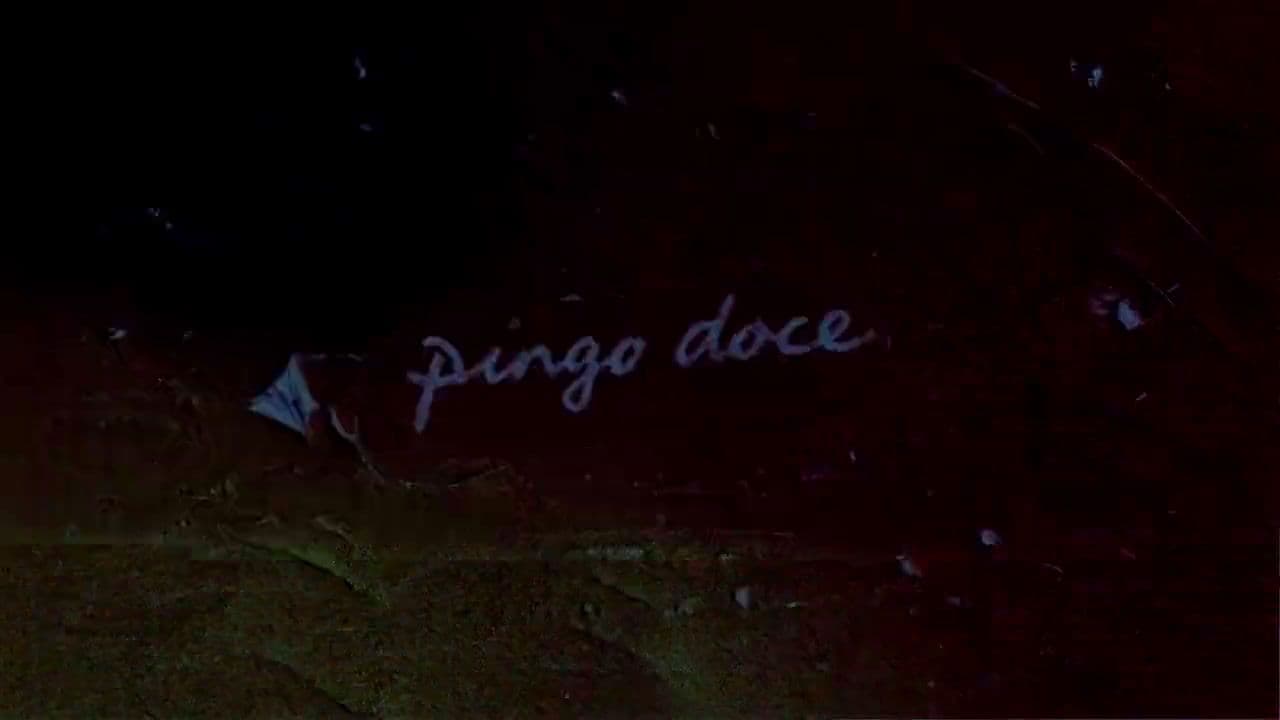 a sign that reads pinggo doce on the side of a building
