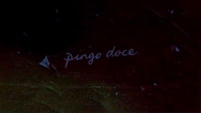 a sign that reads pinggo doce on the side of a building
