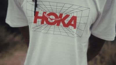 a person wearing a t - shirt with the word hola on it