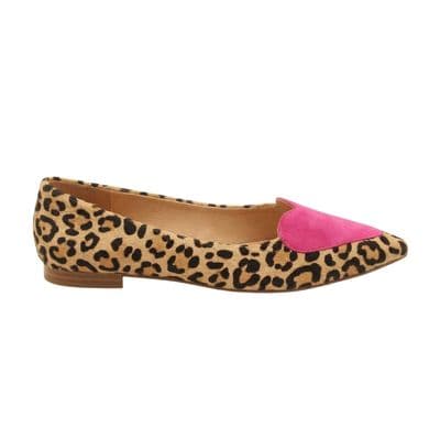 a pair of leopard print shoes with a pink heel