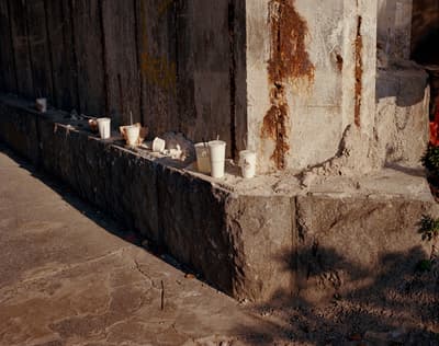 a bunch of cups that are sitting on a ledge