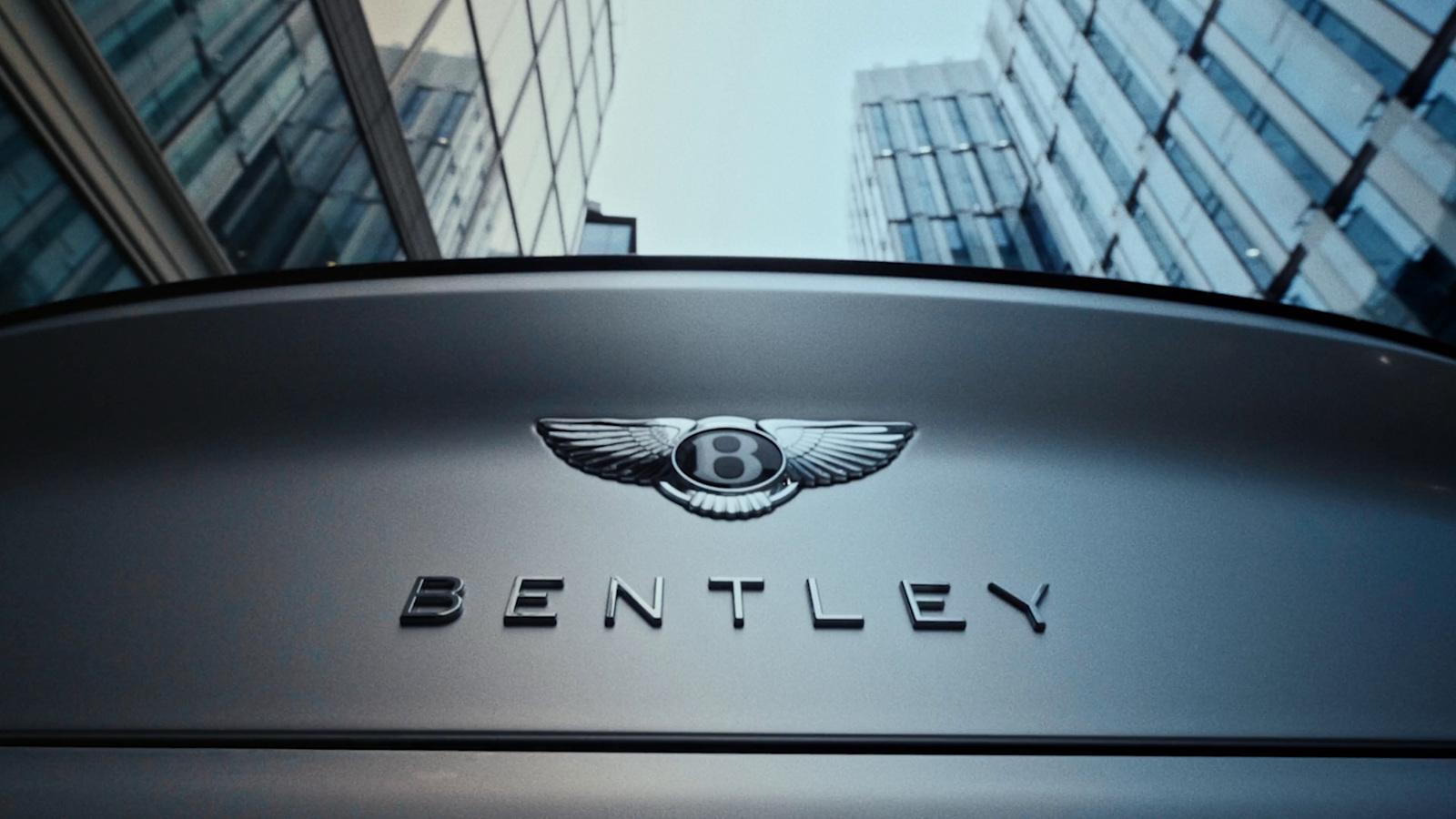 a bentley emblem is shown on the back of a car