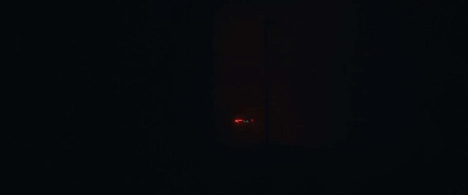 a red light is shining in the dark