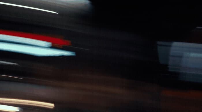 a blurry photo of a traffic light at night