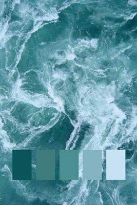 a picture of a blue ocean with waves